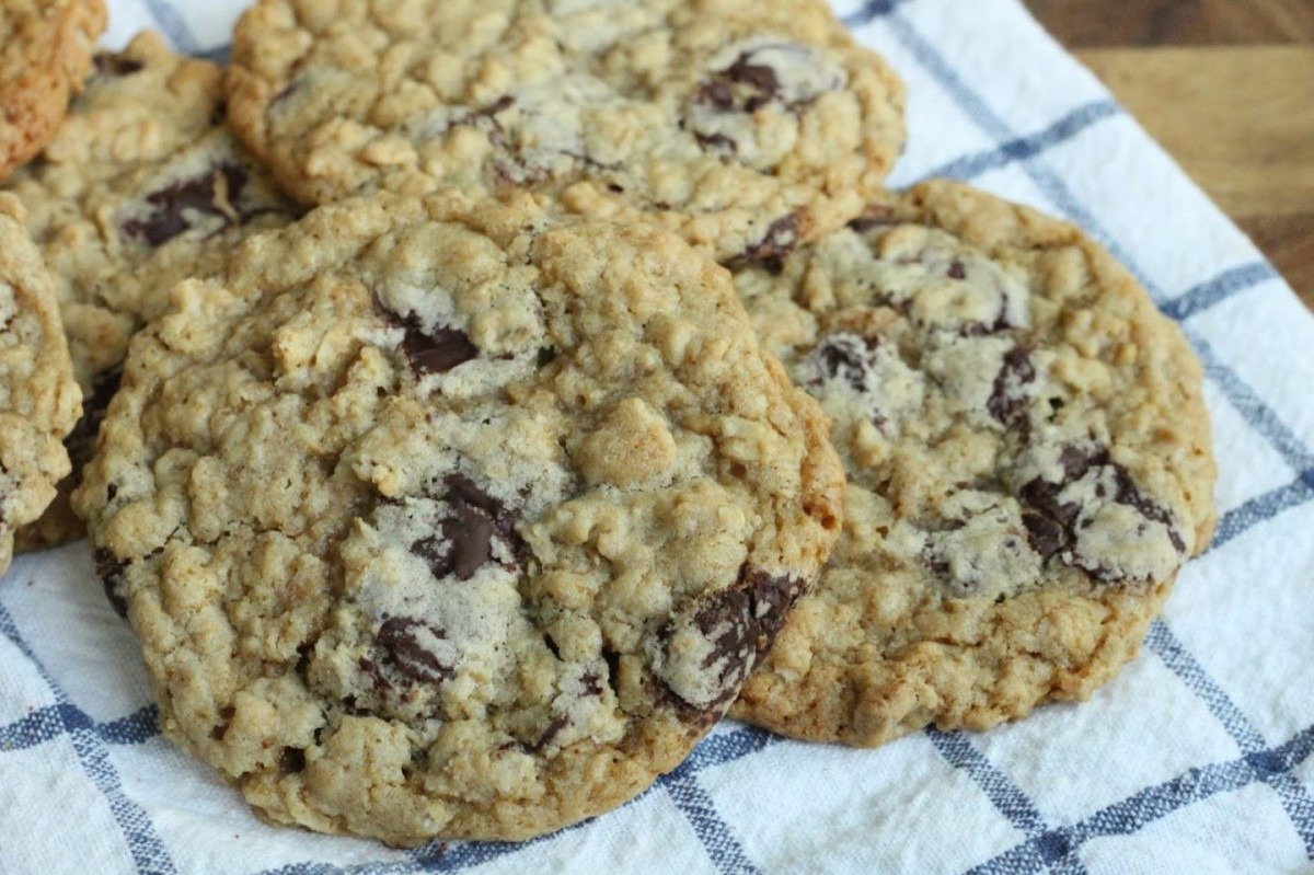 Copycat Potbelly Oatmeal Chocolate Chip Cookies