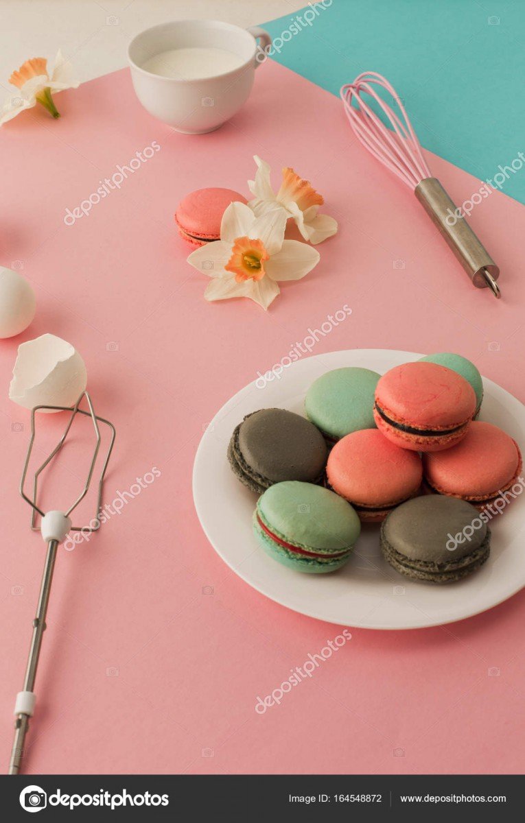 Cookies Crema Sobre Fondo Rosa â Foto De Stock Â© Vova130555@gmail