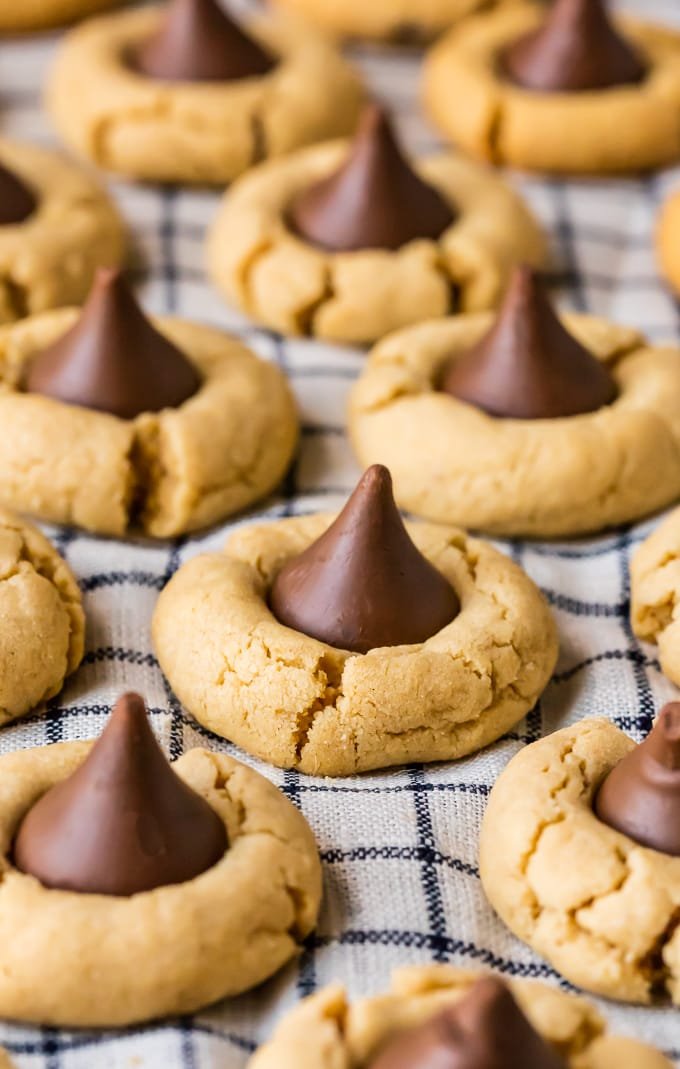 Peanut Butter Blossoms (best Peanut Butter Kiss Cookies) â Chow Hub